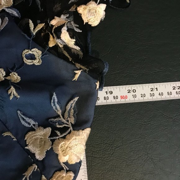 Gal Meets Glam Bridget Embroidered Dress Size 8 Navy Blue Floral Romantic Event - Picture 11 of 13
